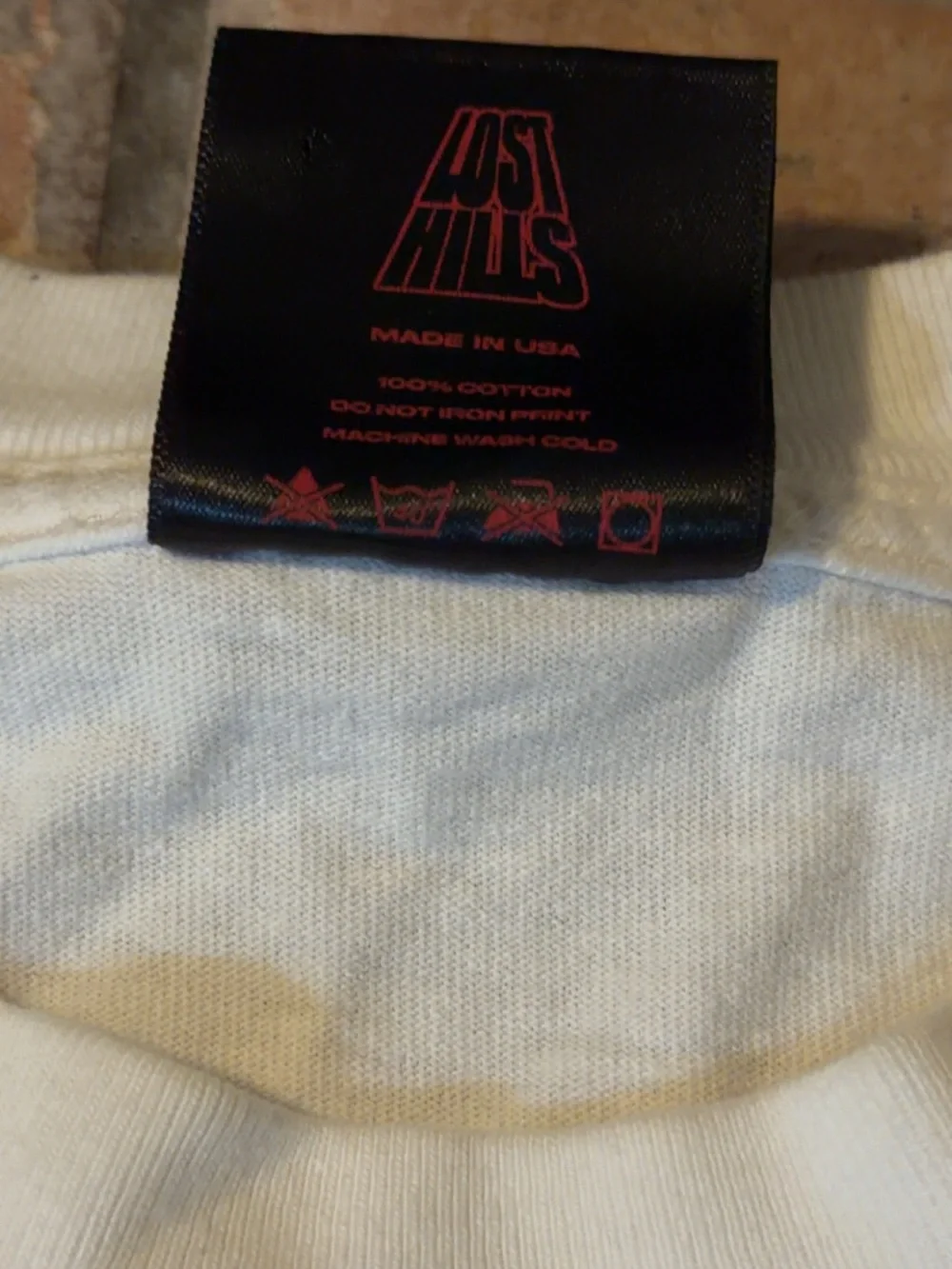 LOST HILLS White Graphic Men’s T-Shirt with Red/Black Mouth Print